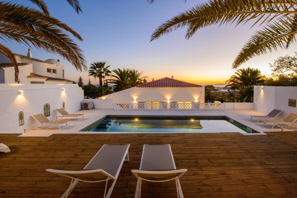 A la foto es mostra l'objecte Casa Xyza situat a la ciutat de Ferragudo.
