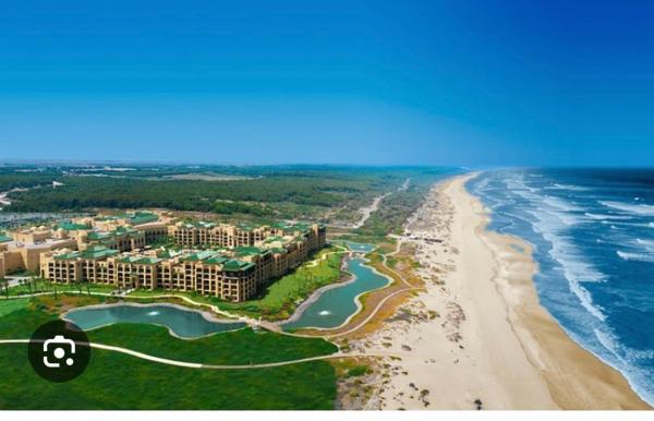 写真にはアゼンムール市にあるVilla mazagan golf and beach resortが写っています。