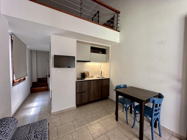 A la foto es mostra l'objecte Zouzoulas Filoxenia - Koralia Apartments situat a la ciutat de Milína.