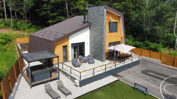 Na fotografii je vidět objekt Oak House nacházející se ve městě Brušane.