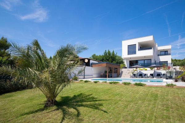 A la foto es mostra l'objecte Villa Pergosa situat a la ciutat de Pomer.