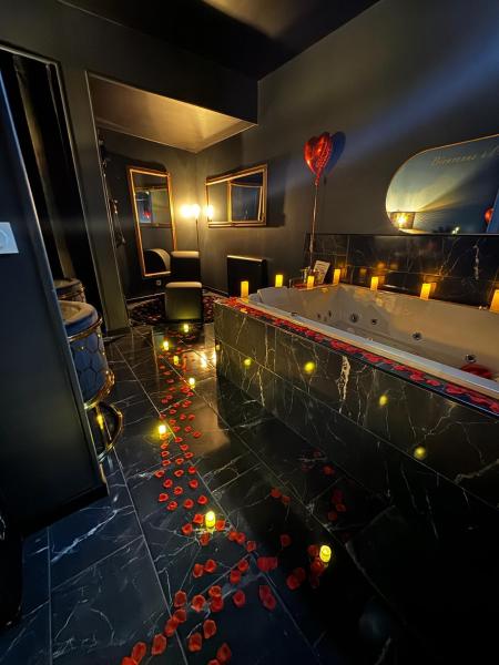 A la foto es mostra l'objecte Love Room Chic Lescapade à Cherbourg situat a la ciutat de La Bucaille.
