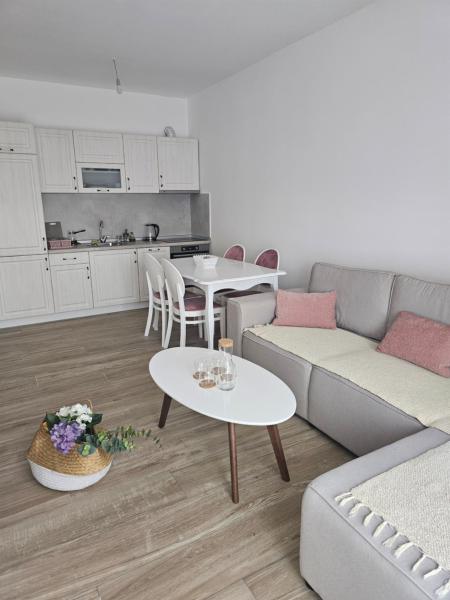 På billedet ses objektet SOL Apartment beliggende i byen Ulcinj.