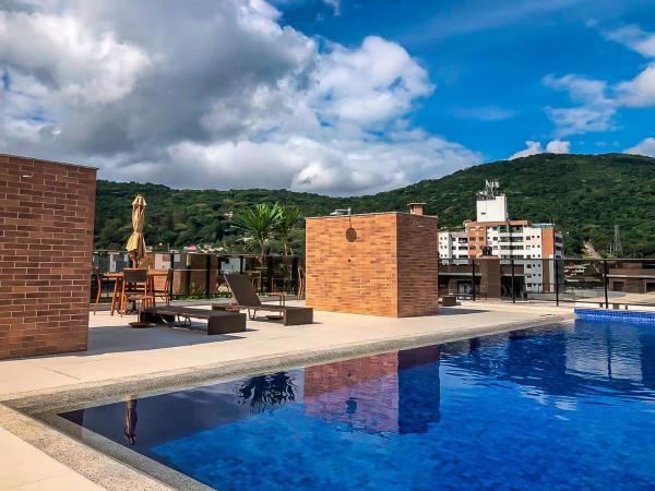 På billedet ses objektet Sapphire Studios: Conforto no Córrego Grande P528 beliggende i byen Florianópolis.