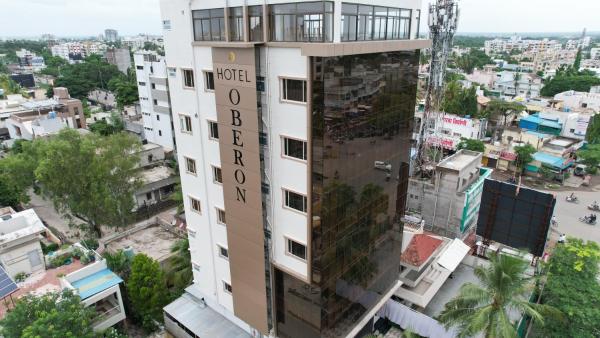 A la foto es mostra l'objecte Hotel Oberon situat a la ciutat de Solapur.