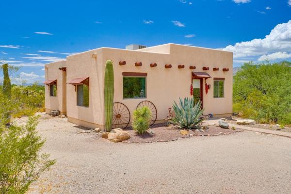På bildet vises objektet Chic Tucson Casita with Deck and Panoramic Views! som ligger i byen Tucson.