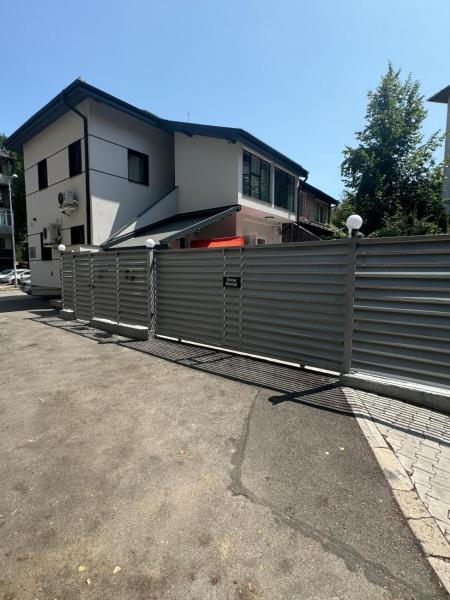Na fotografii je vidět objekt Luxurious House with Deluxe rooms & Free Secured Parking nacházející se ve městě Sofie.