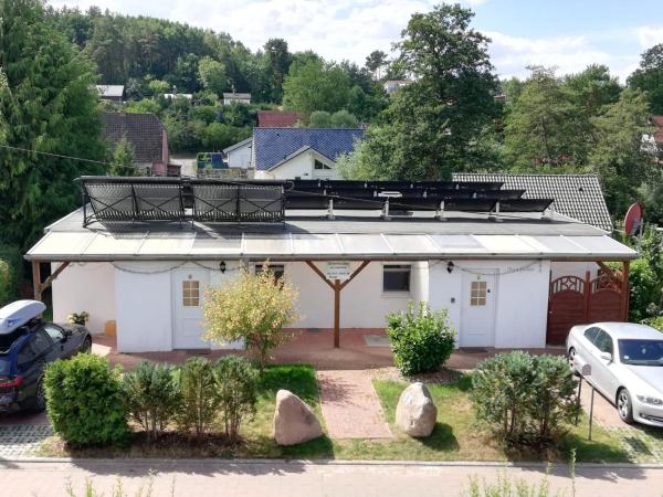 Na zdjęciu widoczny jest obiekt Ferienhaus in Zislow am Plauer See, Doppelbungalow położony w mieście Suckow.