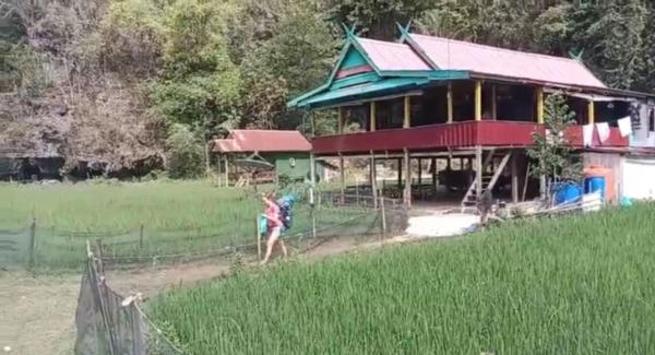 写真にはMaros市にあるDe Serang Homestayが写っています。