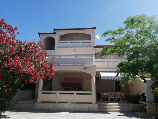 A la foto es mostra l'objecte Apartmani CRYSTAL Vir situat a la ciutat de Vir.