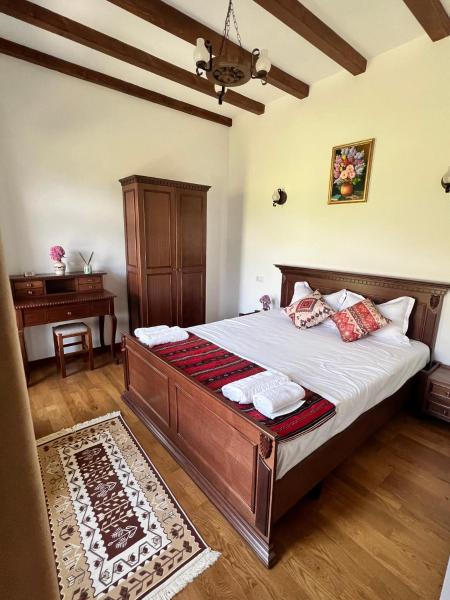 A la foto es mostra l'objecte Casa Tudorescu situat a la ciutat de Horezu.
