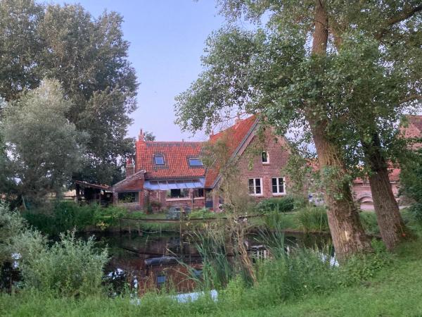 Na zdjęciu widoczny jest obiekt La fermette położony w mieście Bambecque.