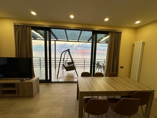 A la foto es mostra l'objecte Gonio N501 Sea view 2Bedroom Beachfront Terrace situat a la ciutat de Gonio.