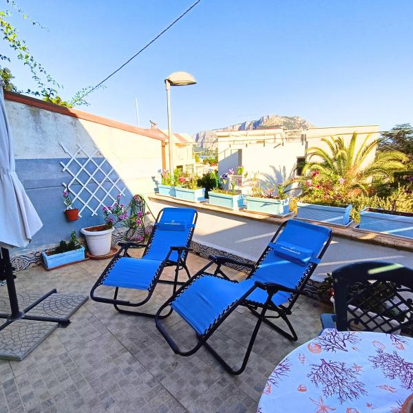 Op de foto is het object La Terrazza su Mondello te zien, gelegen in de stad Palermo.