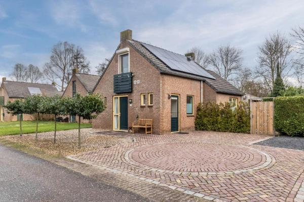 A la foto es mostra l'objecte De Eewijkse Hoeve situat a la ciutat de Ewijk.