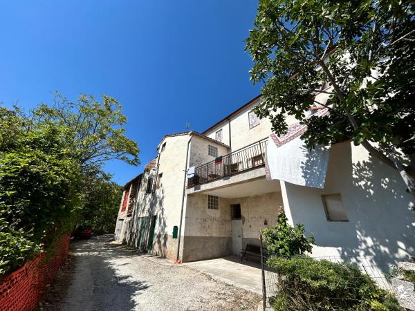 Στη φωτογραφία φαίνεται το αντικείμενο La quiete tra le montagne που βρίσκεται στην πόλη Apiro.