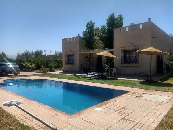 写真にはDou Ghemat市にあるVilla de HIMMIが写っています。