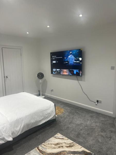 Spacious self-contained studio, London