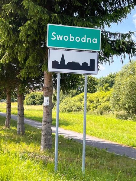 Na zdjęciu widoczny jest obiekt Leszczynowy domek nad jeziorem położony w mieście Swobodna.