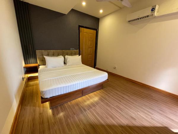 La photo montre l'objet Loft Apartment E-11 situé dans la ville de Islāmābād.