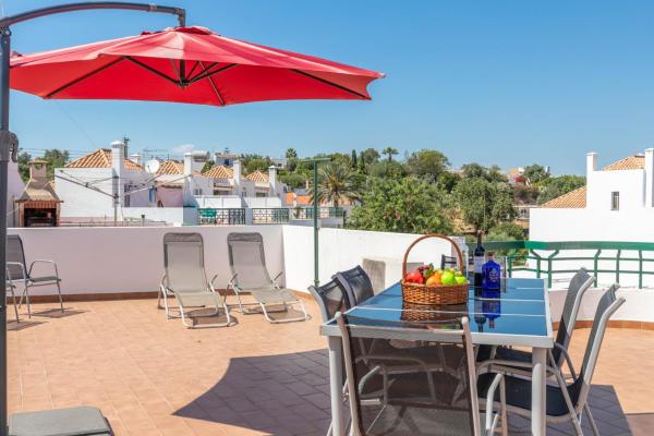 写真にはAsseca市にあるApartment Alfarrobeira-with Superb Sun Terraceが写っています。