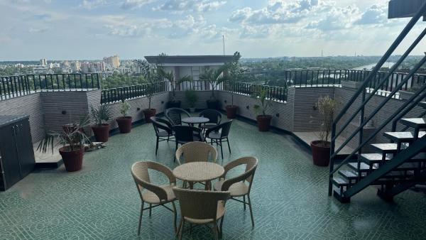 På bildet vises objektet Riverfront Penthouse Studio with Spacious Terrace som ligger i byen Lucknow.