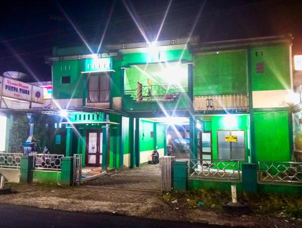 Auf dem Foto ist das Objekt Puspa Tiara Syar'i Guci Mitra RedDoorz in der Stadt Karangsari zu sehen.