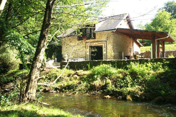 Na fotografii je vidět objekt Moulin du XIIème siècle nacházející se ve městě Folles.