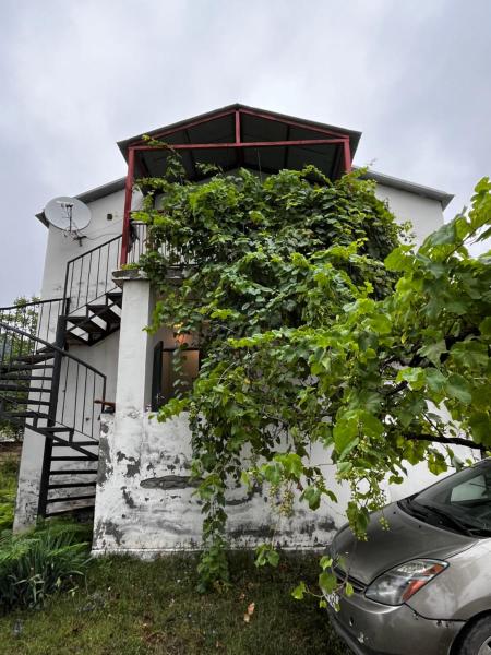 Nella foto è visibile l'oggetto House in the Riverside situato nella città di Topçu.