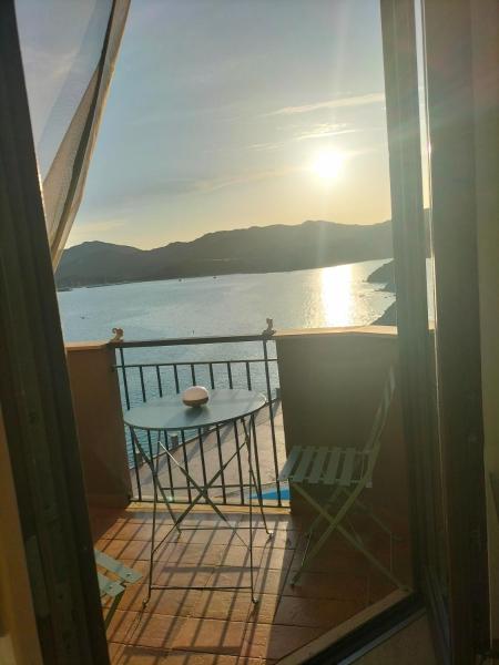 På bilden syns objektet Risveglio sul mare som ligger i staden Isola Rossa.