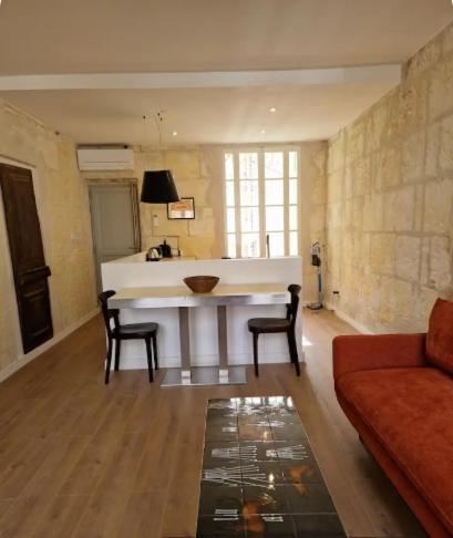 A la foto es mostra l'objecte Appartement au premier étage situat a la ciutat de Arles.