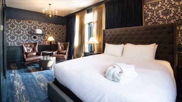 På billedet ses objektet Midnight Sun, a Coast Hotel beliggende i byen Dawson City.
