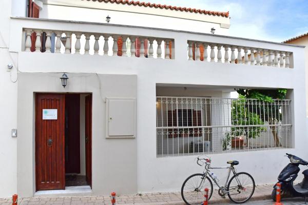 På bildet vises objektet Αρχοντικό σπίτι στην Αίγινα som ligger i byen Éjina (by).