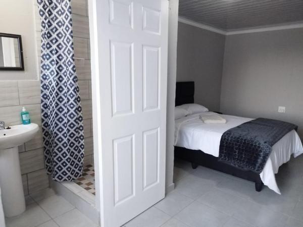 Na zdjęciu widoczny jest obiekt Rivoni Guest House położony w mieście Soweto.
