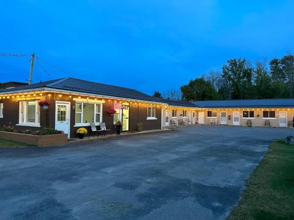 Na fotografii je vidět objekt Carriage Inn Motel nacházející se ve městě Peterborough.