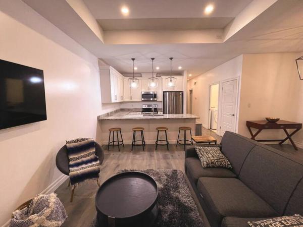 写真にはウィンザー市にあるLUX House 2 Bedrooms 2 Bathroomが写っています。