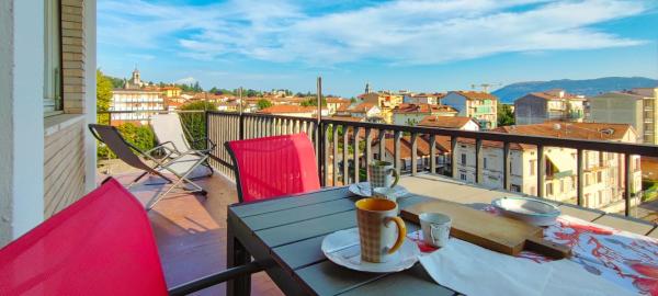 Na zdjęciu widoczny jest obiekt RIVIERA, Large Four-Room Apartment with Balcony and Partial Lake View położony w mieście Pallanza.