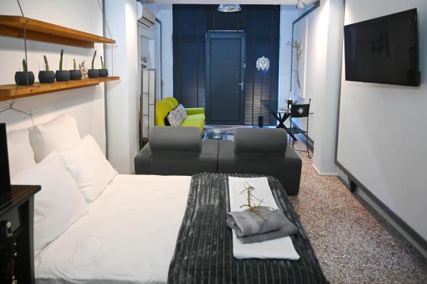A la foto es mostra l'objecte Central two-floor loft with private entrance situat a la ciutat de Patra.