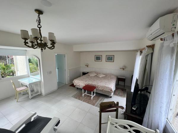 A la foto es mostra l'objecte Gran Casa Dum bus únicamente mensajes previo al i g alquilerpinamargrancasa situat a la ciutat de Pinamar.