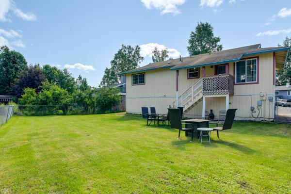 Shared Yard + Fire Pit: Airy Anchorage Apt! - Chugach State Park, Anchorage