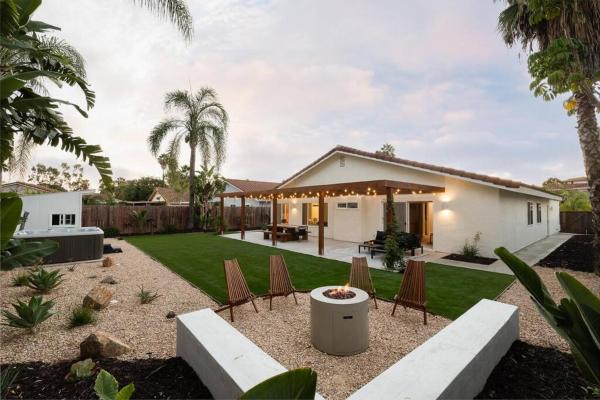 A la foto es mostra l'objecte New 4 Bed Home with Spa, Fire Pit & Tranquil Vibe situat a la ciutat de Vista.