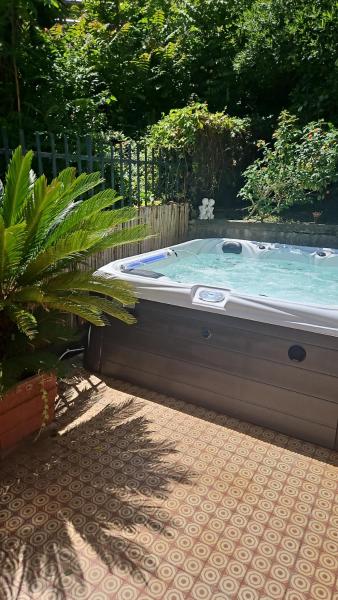 Na fotografii je vidět objekt Rapallo 2-Bed Apt Sleeps 5 with Hot Tub nacházející se ve městě Rapallo.