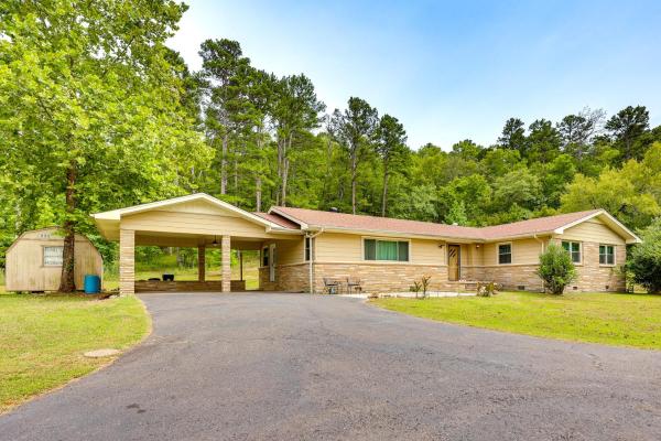 Na fotografii je vidět objekt Mt Ida Home with Patio 11 Mi to Lake Ouachita! nacházející se ve městě Norman.