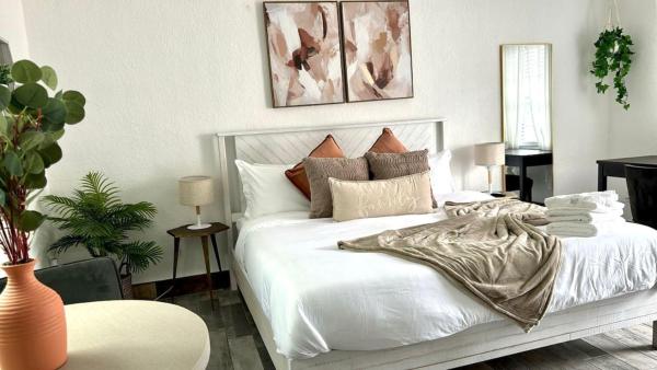 A la foto es mostra l'objecte 1k Bed Studio Apt With Shared Pool 06 situat a la ciutat de Belleair.