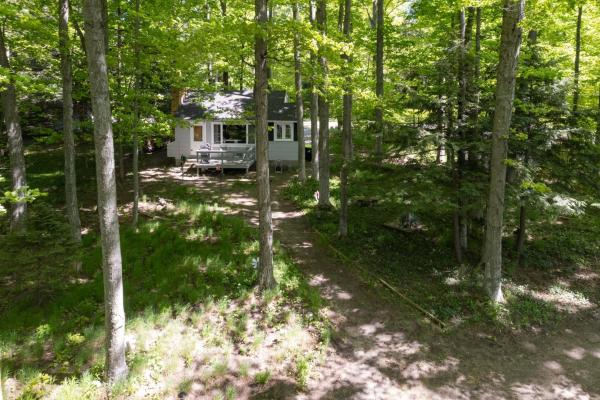 Auf dem Foto ist das Objekt Terrapin Station- 2 Cottages on Glen Lake in der Stadt Maple City zu sehen.