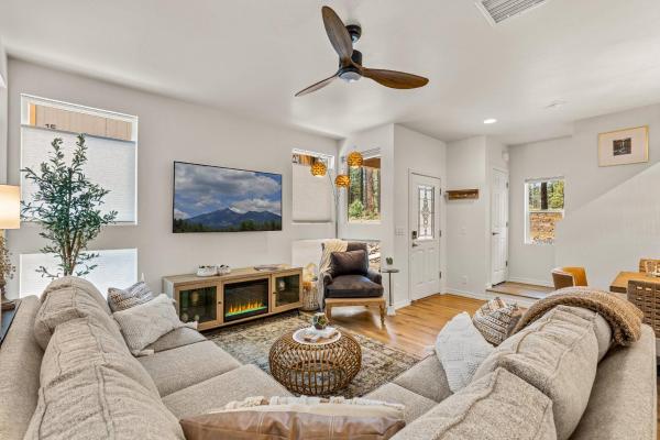 A la foto es mostra l'objecte Elegant New Construction Bungalow with Scenic Forest Views situat a la ciutat de Flagstaff.