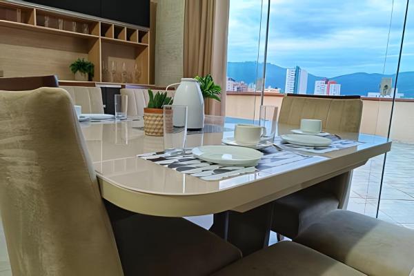 The photo shows the Duplex com Terraço Linda Vista located in the city of Poços de Caldas.