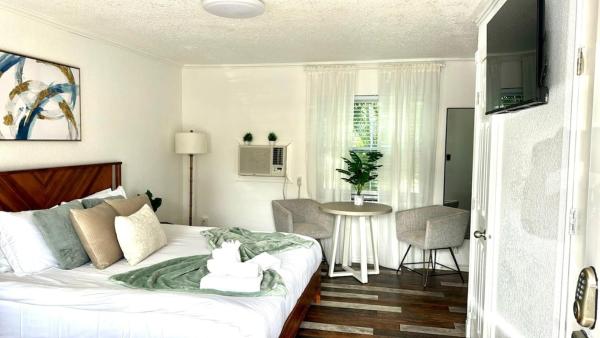 A la foto es mostra l'objecte 1k Bed Studio Apt With Shared Pool 07 situat a la ciutat de Belleair.
