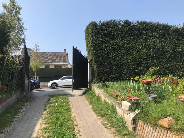 Auf dem Foto ist das Objekt Disneyland Paris in der Stadt Chelles zu sehen.