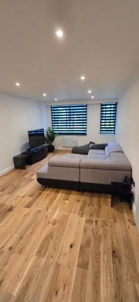 Cozy 2BR, in a Gated building, London